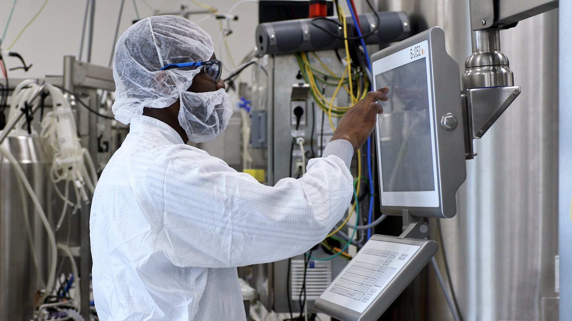 Operator using single-use technology bioreactor